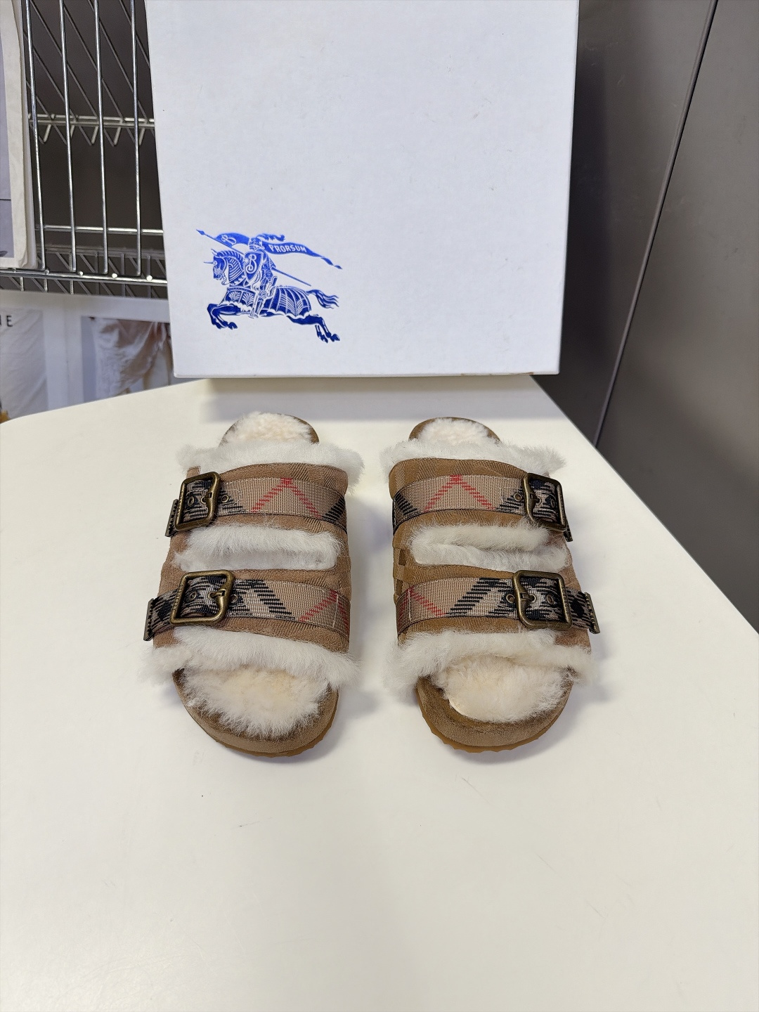 Burberry博柏利秋冬最新情侣款双扣羊羔毛勃肯凉拖 超多明星网红种草 复古勃肯凉鞋版型 英伦格纹元素 是秋冬外穿毛毛 Burberry博柏利秋冬最新情侣款双扣羊羔毛勃肯凉拖 超多明星网红种草 复古勃肯凉鞋版型 英伦格纹元素 是秋冬外穿毛毛