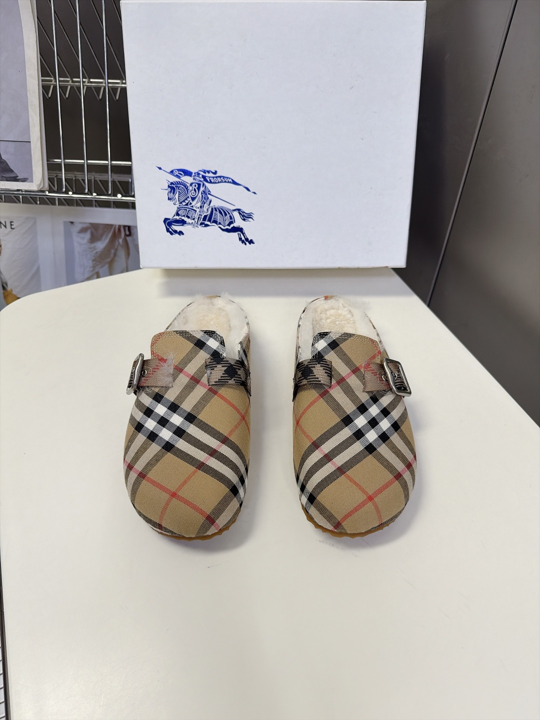 Burberry博柏利秋冬最新情侣款羊毛包头勃肯穆勒拖 超多明星网红种草 这款Burberry Urchin羊毛包头穆勒 Burberry博柏利秋冬最新情侣款羊毛包头勃肯穆勒拖 超多明星网红种草 这款Burberry Urchin羊毛包头穆勒