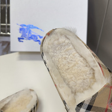 Burberry博柏利秋冬最新情侣款羊毛包头勃肯穆勒拖 超多明星网红种草 这款Burberry Urchin羊毛包头穆勒 Burberry博柏利秋冬最新情侣款羊毛包头勃肯穆勒拖 超多明星网红种草 这款Burberry Urchin羊毛包头穆勒
