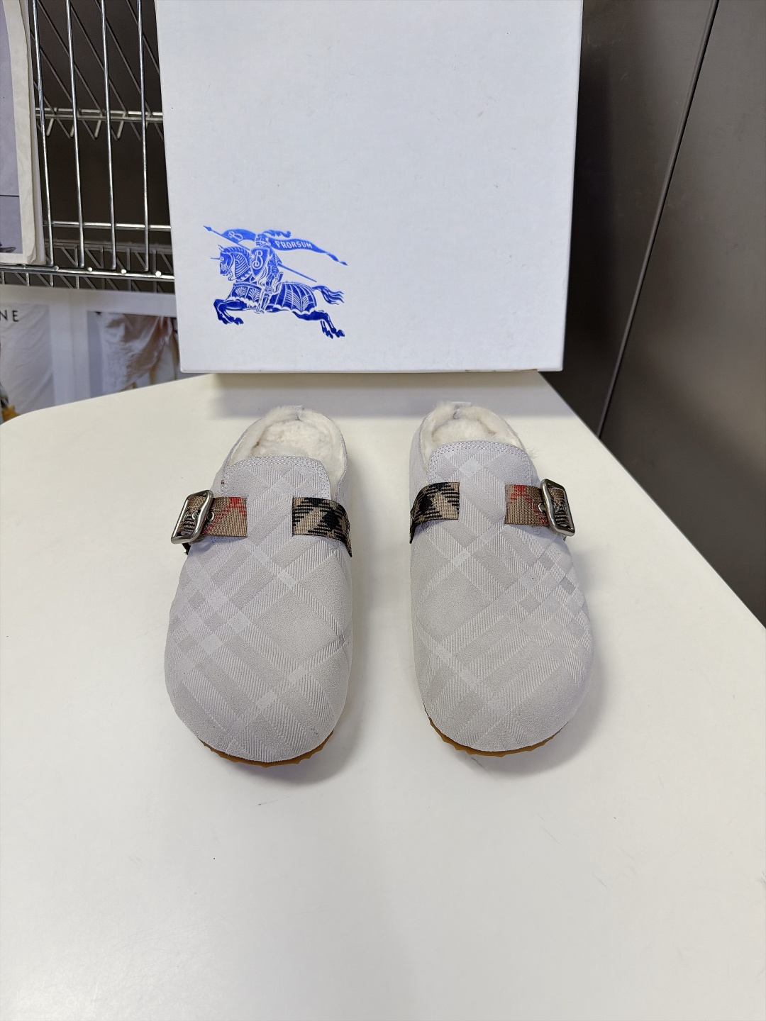 Burberry博柏利秋冬最新情侣款羊毛包头勃肯穆勒拖 超多明星网红种草 这款Burberry Urchin羊毛包头穆勒 Burberry博柏利秋冬最新情侣款羊毛包头勃肯穆勒拖 超多明星网红种草 这款Burberry Urchin羊毛包头穆勒