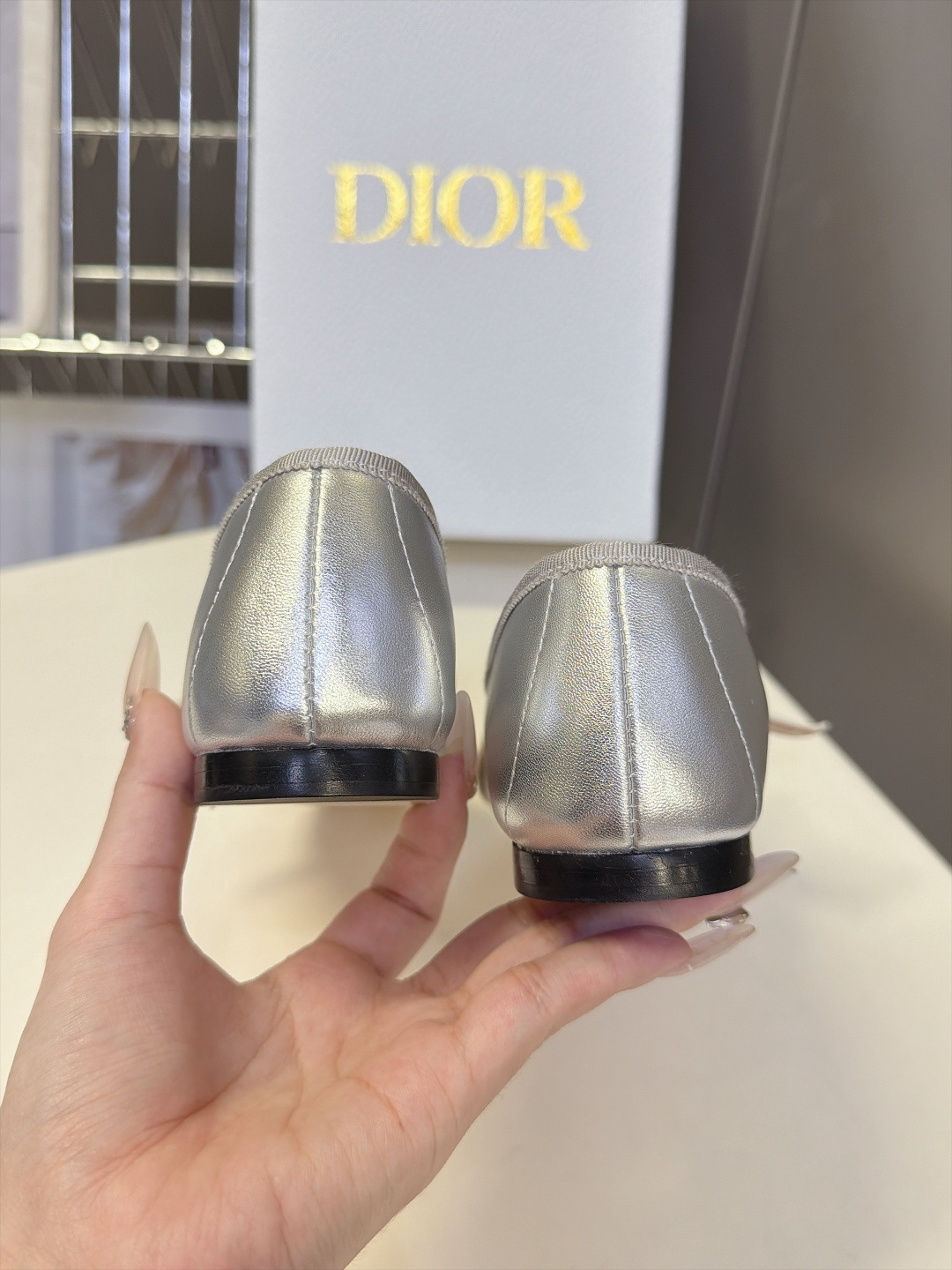 DIOR迪奥最新款织带字母蝴蝶结芭蕾平底鞋 超多明星网红种草 鞋头米白织带 刺绣黑色品牌字母 简约蝴蝶结造型 辨识度很高 DIOR迪奥最新款织带字母蝴蝶结芭蕾平底鞋 超多明星网红种草 鞋头米白织带 刺绣黑色品牌字母 简约蝴蝶结造型 辨识度很高