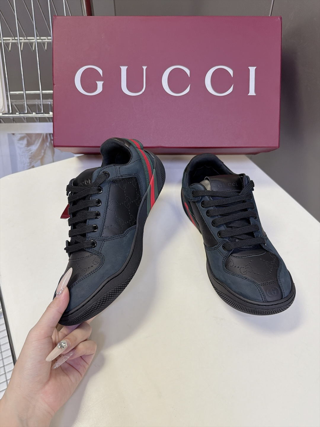 男装➕10 GUCCI古驰最新款织带复古德训板鞋 超多明星网红种草 品牌标志性红绿织带侧标 是整双鞋的点睛之处 鞋面采用