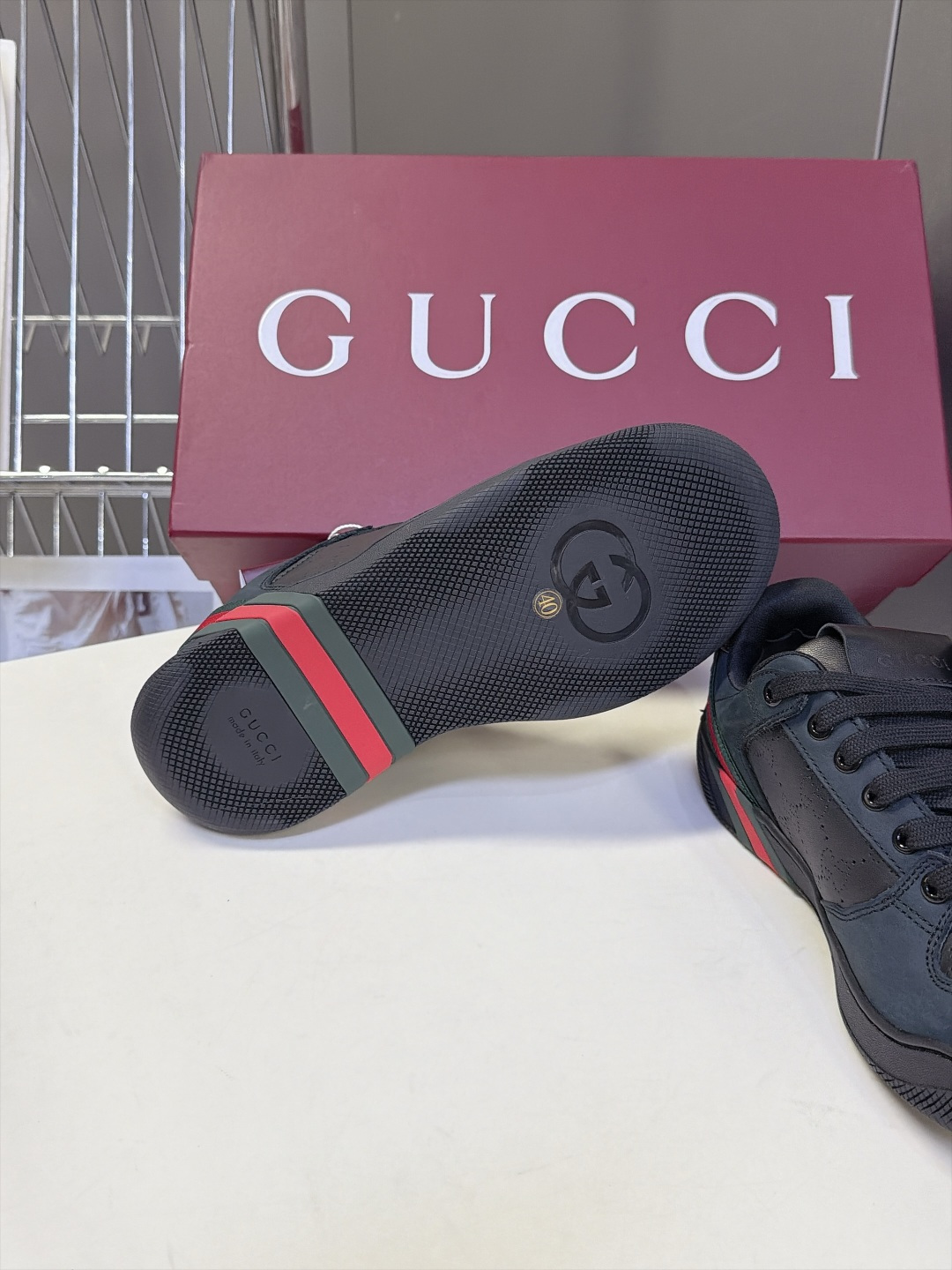 男装➕10 GUCCI古驰最新款织带复古德训板鞋 超多明星网红种草 品牌标志性红绿织带侧标 是整双鞋的点睛之处 鞋面采用