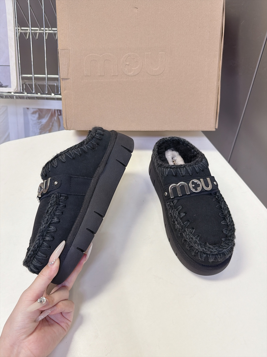 MOU秋冬最新款金属标编织厚底包头毛毛半拖 超多明星网红种草 经典后空穆勒半拖 鞋口环绕品牌标志性锯齿状手工粗麻编织花边
