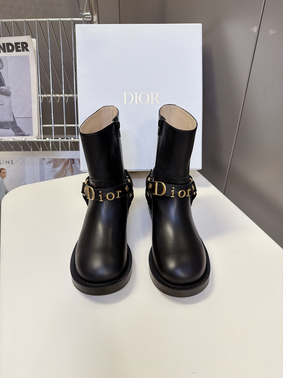 DIOR迪奥秋冬最新款复古金属扣机车风短靴 超多明星网红种草 靴身环绕复古做旧金色五金绑带 金属铆钉+品牌字母饰牌 美式 DIOR迪奥秋冬最新款复古金属扣机车风短靴 超多明星网红种草 靴身环绕复古做旧金色五金绑带 金属铆钉+品牌字母饰牌 美式