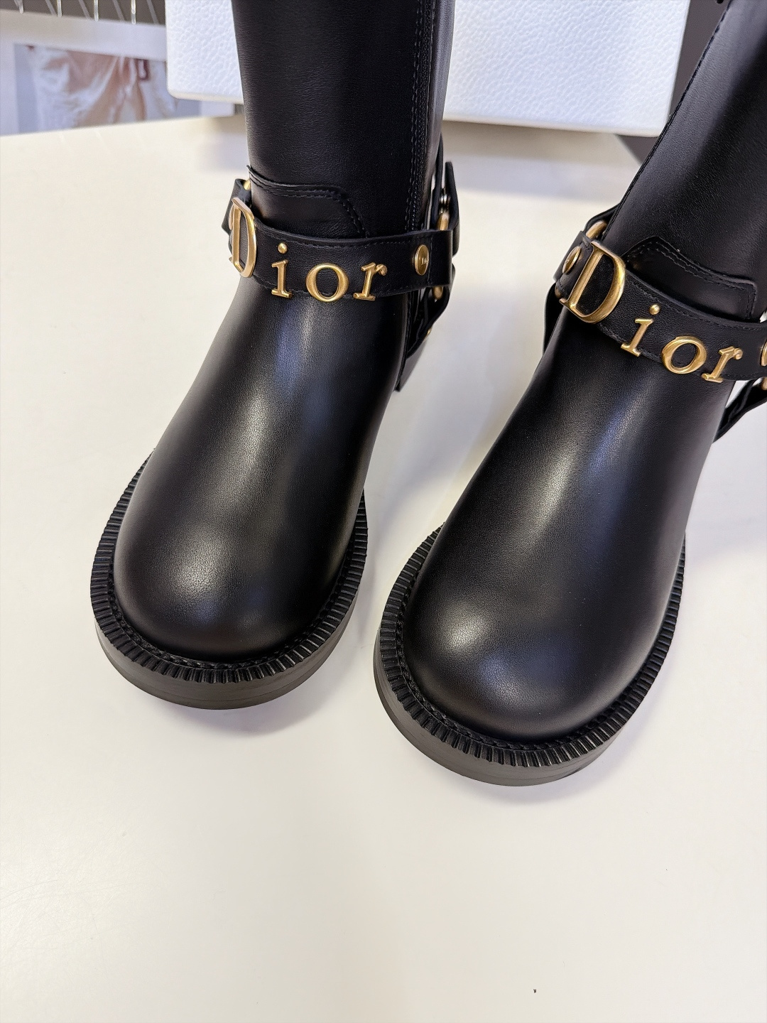 DIOR迪奥秋冬最新款复古金属扣机车风短靴 超多明星网红种草 靴身环绕复古做旧金色五金绑带 金属铆钉+品牌字母饰牌 美式 DIOR迪奥秋冬最新款复古金属扣机车风短靴 超多明星网红种草 靴身环绕复古做旧金色五金绑带 金属铆钉+品牌字母饰牌 美式
