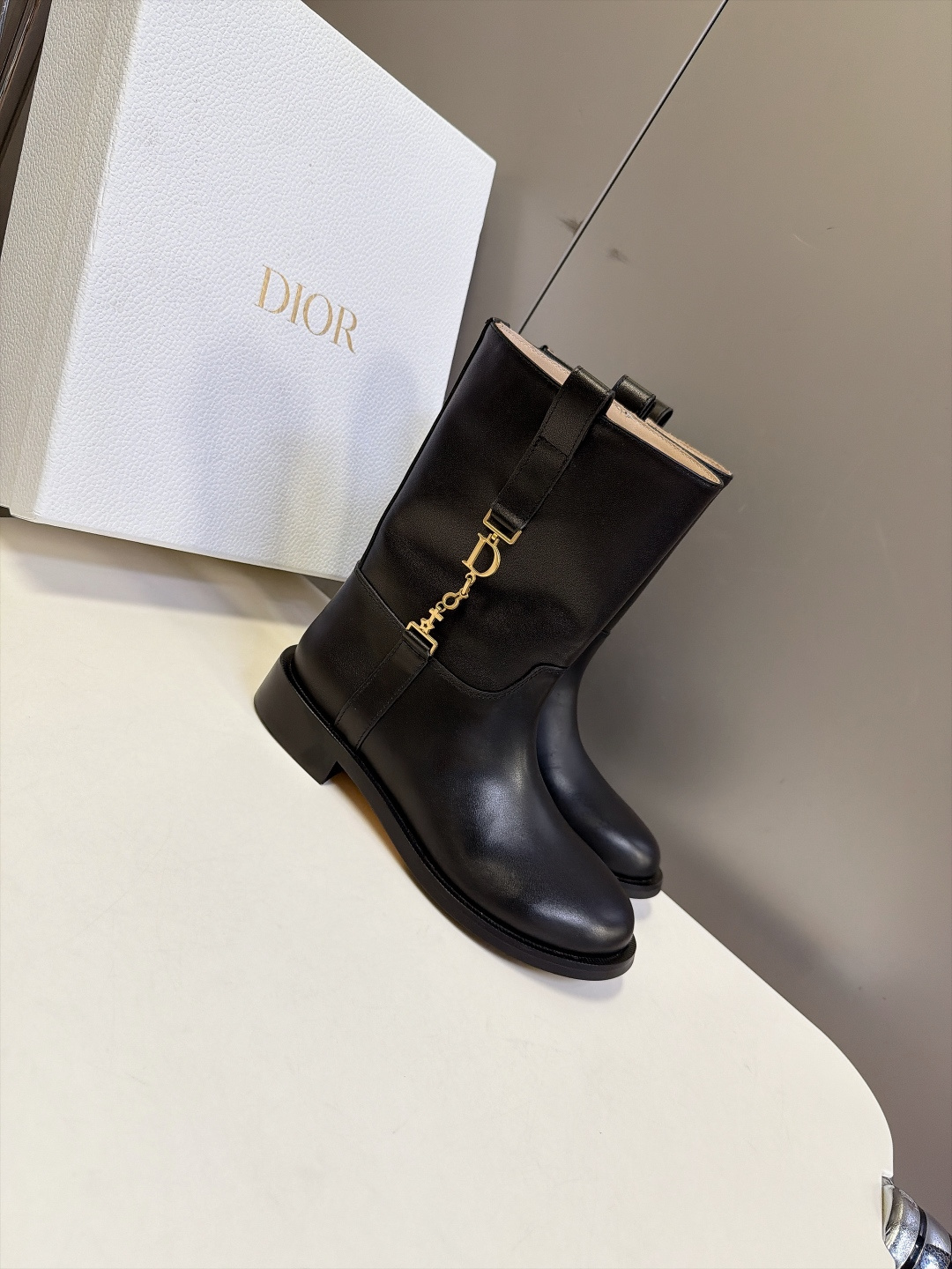 Dior 迪奥秋冬最新款金属链条字母中筒骑士靴 超多明星网红种草 简约复古圆靴头 柔和不尖锐 直筒微堆靴筒 中等靴高 靴