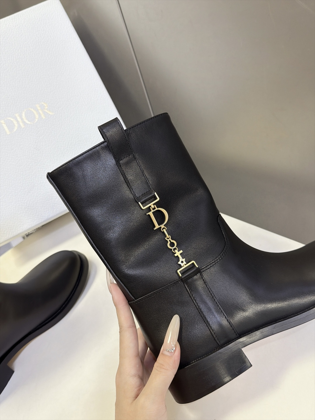 Dior 迪奥秋冬最新款金属链条字母中筒骑士靴 超多明星网红种草 简约复古圆靴头 柔和不尖锐 直筒微堆靴筒 中等靴高 靴