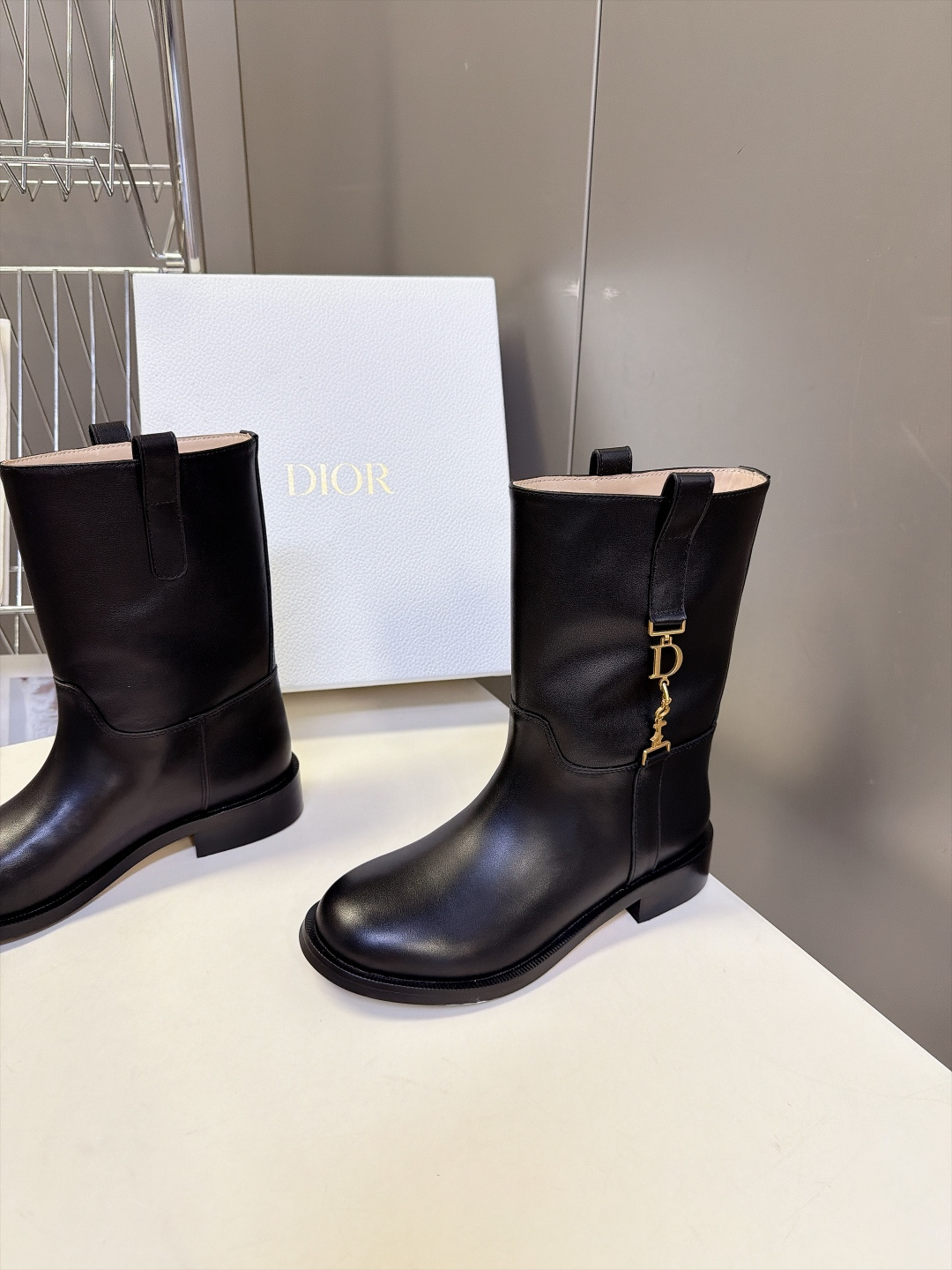 Dior 迪奥秋冬最新款金属链条字母中筒骑士靴 超多明星网红种草 简约复古圆靴头 柔和不尖锐 直筒微堆靴筒 中等靴高 靴