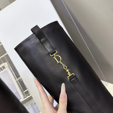 DIOR迪奥最新款字母金属链直筒高筒长靴 超多明星网红种草 利落直筒靴型 微微宽松 不会紧紧贴住小腿 修饰小腿肌肉 弱化 DIOR迪奥最新款字母金属链直筒高筒长靴 超多明星网红种草 利落直筒靴型 微微宽松 不会紧紧贴住小腿 修饰小腿肌肉 弱化