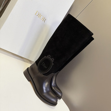 Dior 迪奥秋冬最新款徽章拼接高筒骑士长靴 超多明星网红种草 复古大圆鞋头 线条圆润柔和 靴身采用牛皮+翻毛皮麂皮拼接 Dior 迪奥秋冬最新款徽章拼接高筒骑士长靴 超多明星网红种草 复古大圆鞋头 线条圆润柔和 靴身采用牛皮+翻毛皮麂皮拼接