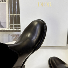 Dior 迪奥秋冬最新款徽章拼接高筒骑士长靴 超多明星网红种草 复古大圆鞋头 线条圆润柔和 靴身采用牛皮+翻毛皮麂皮拼接 Dior 迪奥秋冬最新款徽章拼接高筒骑士长靴 超多明星网红种草 复古大圆鞋头 线条圆润柔和 靴身采用牛皮+翻毛皮麂皮拼接