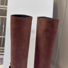 Dior 迪奥秋冬最新款徽章拼接高筒骑士长靴 超多明星网红种草 复古大圆鞋头 线条圆润柔和 靴身采用牛皮+翻毛皮麂皮拼接 Dior 迪奥秋冬最新款徽章拼接高筒骑士长靴 超多明星网红种草 复古大圆鞋头 线条圆润柔和 靴身采用牛皮+翻毛皮麂皮拼接