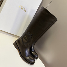 Dior 迪奥秋冬最新款徽章拼接高筒骑士长靴 超多明星网红种草 复古大圆鞋头 线条圆润柔和 靴身采用牛皮+翻毛皮麂皮拼接 Dior 迪奥秋冬最新款徽章拼接高筒骑士长靴 超多明星网红种草 复古大圆鞋头 线条圆润柔和 靴身采用牛皮+翻毛皮麂皮拼接