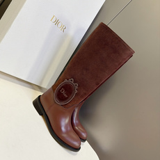 Dior 迪奥秋冬最新款徽章拼接高筒骑士长靴 超多明星网红种草 复古大圆鞋头 线条圆润柔和 靴身采用牛皮+翻毛皮麂皮拼接 Dior 迪奥秋冬最新款徽章拼接高筒骑士长靴 超多明星网红种草 复古大圆鞋头 线条圆润柔和 靴身采用牛皮+翻毛皮麂皮拼接