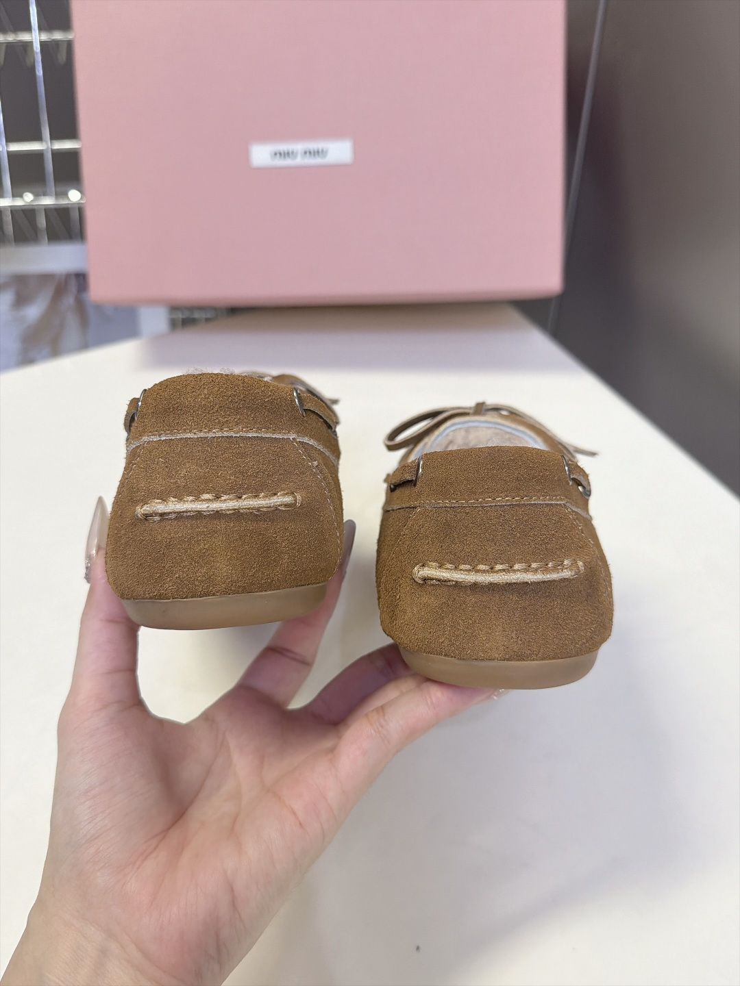 Miu Miu缪缪秋冬最新款羊毛里乐福船鞋 超多明星网红种草 源自经典复古航海乐福鞋的轮廓 圆润柔和的圆鞋头 鞋面系带蝴 Miu Miu缪缪秋冬最新款羊毛里乐福船鞋 超多明星网红种草 源自经典复古航海乐福鞋的轮廓 圆润柔和的圆鞋头 鞋面系带蝴