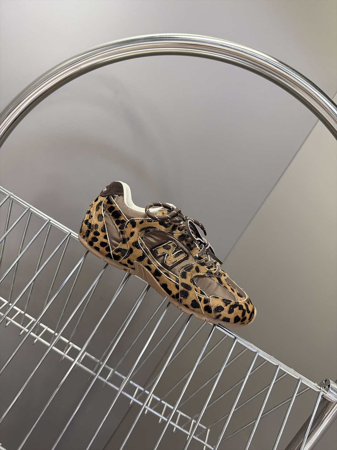 Miu Miu✖️New Balance 联名系列运动鞋、各大品牌都热衷于跨界联名、缪缪这次联名诚意满满非常有亮点✔️鞋