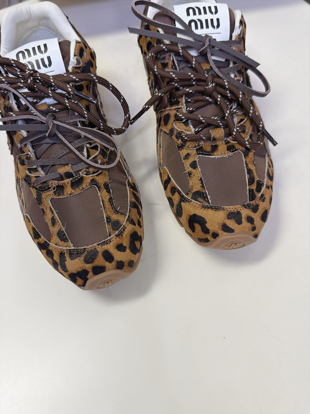 Miu Miu✖️New Balance 联名系列运动鞋、各大品牌都热衷于跨界联名、缪缪这次联名诚意满满非常有亮点✔️鞋
