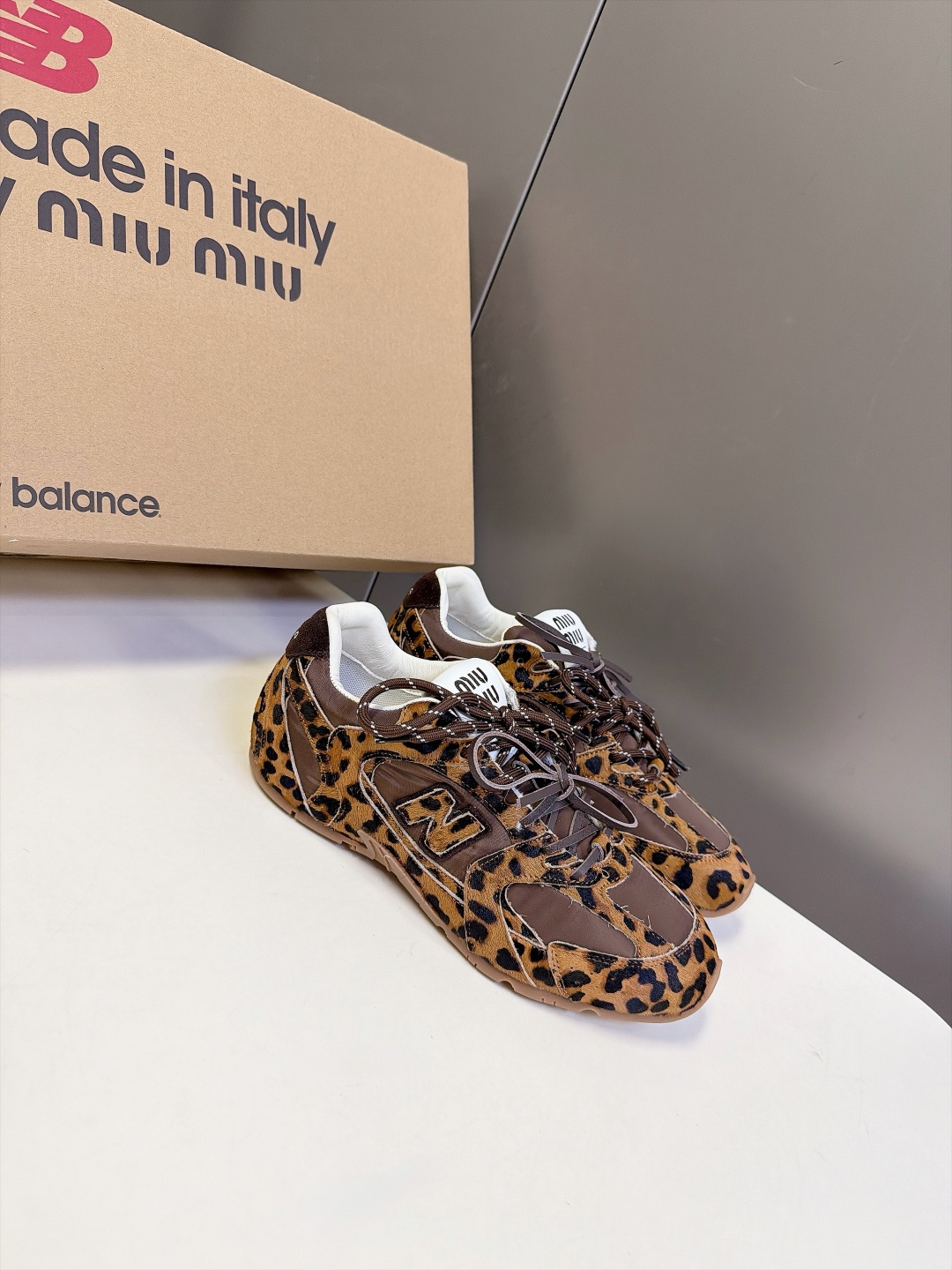 Miu Miu✖️New Balance 联名系列运动鞋、各大品牌都热衷于跨界联名、缪缪这次联名诚意满满非常有亮点✔️鞋