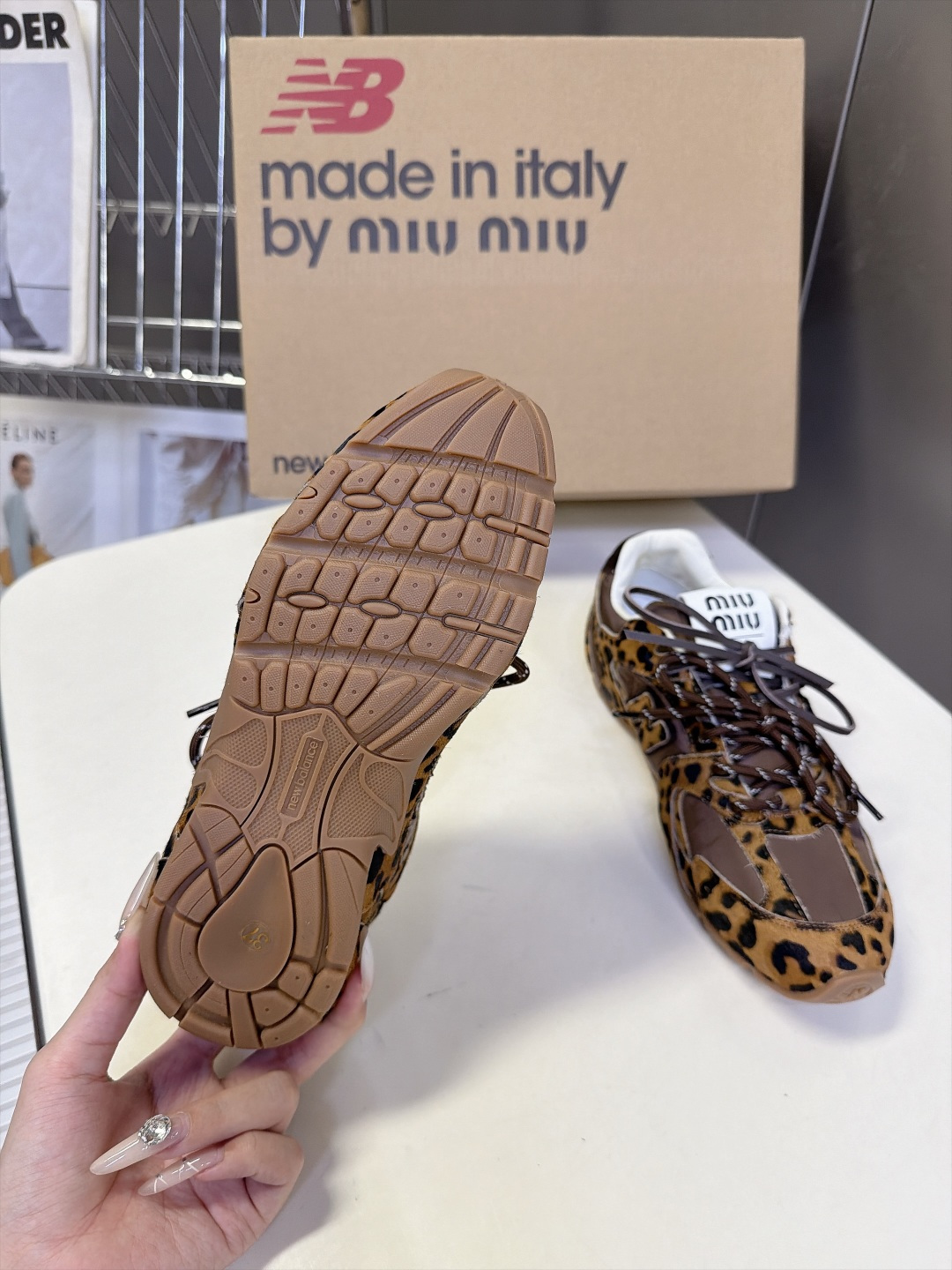 Miu Miu✖️New Balance 联名系列运动鞋、各大品牌都热衷于跨界联名、缪缪这次联名诚意满满非常有亮点✔️鞋