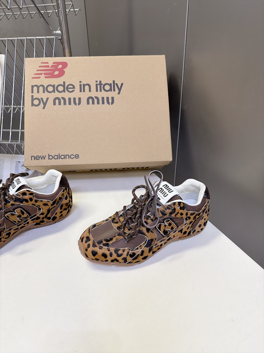Miu Miu✖️New Balance 联名系列运动鞋、各大品牌都热衷于跨界联名、缪缪这次联名诚意满满非常有亮点✔️鞋