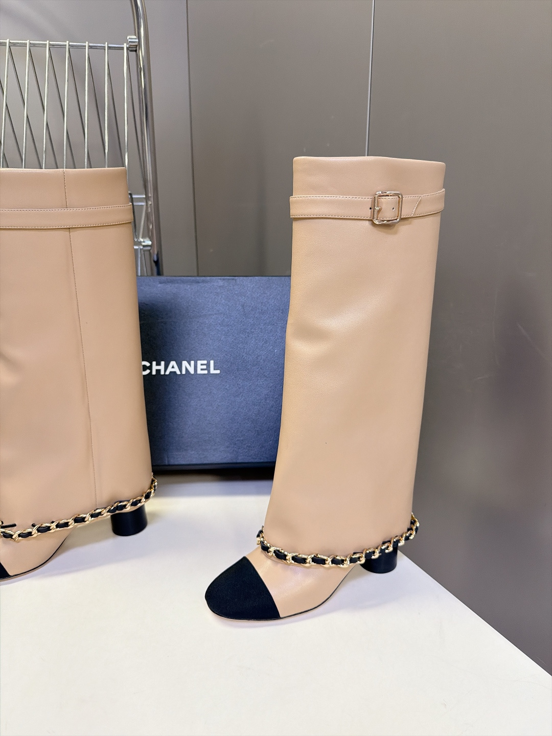 CHANEL香奈儿经典秀款四季裤筒靴 强烈推荐 一定要买的神仙靴子 贼显腿长！比例王！超多明星时尚博主种草 设计师风格强