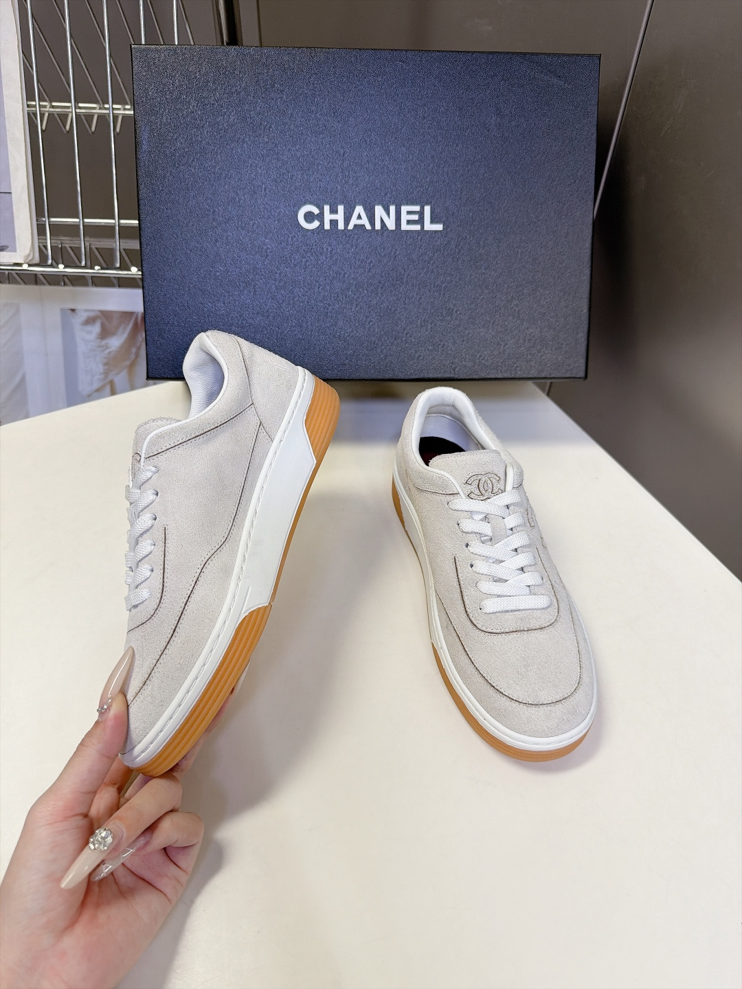 香奈儿CHANEL最新款复古双C德训板鞋 超多明星网红种草 经典低帮板鞋版型 融合复古德训鞋的简约线条 鞋身侧面立体刺绣