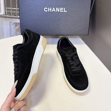 香奈儿CHANEL最新款复古双C德训板鞋 超多明星网红种草 经典低帮板鞋版型 融合复古德训鞋的简约线条 鞋身侧面立体刺绣 香奈儿CHANEL最新款复古双C德训板鞋 超多明星网红种草 经典低帮板鞋版型 融合复古德训鞋的简约线条 鞋身侧面立体刺绣