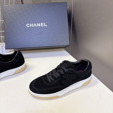 香奈儿CHANEL最新款复古双C德训板鞋 超多明星网红种草 经典低帮板鞋版型 融合复古德训鞋的简约线条 鞋身侧面立体刺绣 香奈儿CHANEL最新款复古双C德训板鞋 超多明星网红种草 经典低帮板鞋版型 融合复古德训鞋的简约线条 鞋身侧面立体刺绣