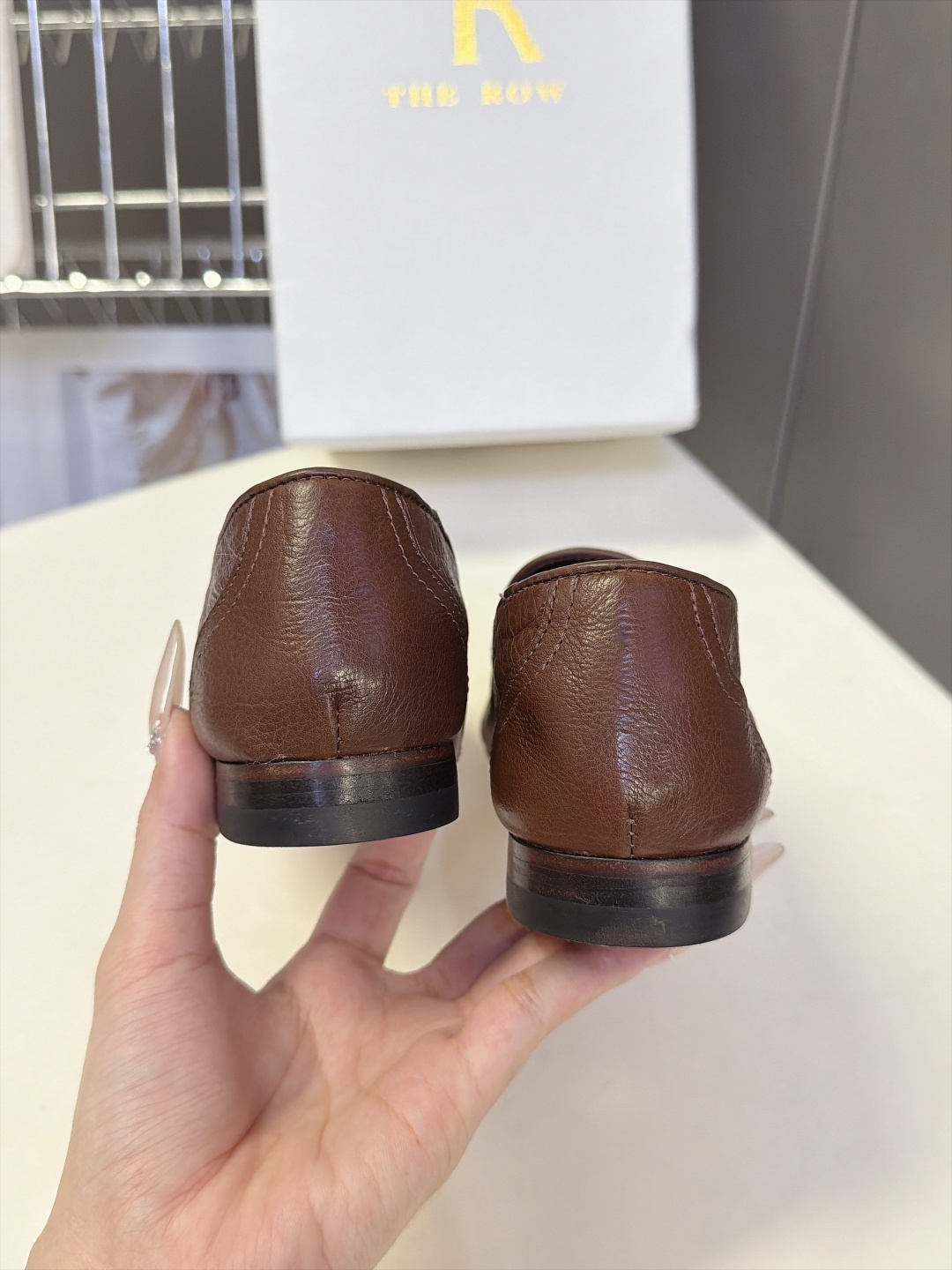 The Row最新款极简风流苏乐福鞋 超多明星网红种草 经典英伦流苏乐福版型 柔和微圆小方头 不会尖锐压脚趾 鞋面自带标 The Row最新款极简风流苏乐福鞋 超多明星网红种草 经典英伦流苏乐福版型 柔和微圆小方头 不会尖锐压脚趾 鞋面自带标