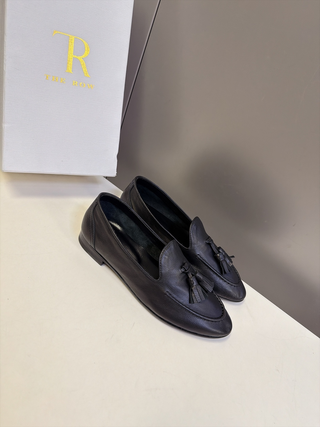The Row最新款极简风流苏乐福鞋 超多明星网红种草 经典英伦流苏乐福版型 柔和微圆小方头 不会尖锐压脚趾 鞋面自带标 The Row最新款极简风流苏乐福鞋 超多明星网红种草 经典英伦流苏乐福版型 柔和微圆小方头 不会尖锐压脚趾 鞋面自带标