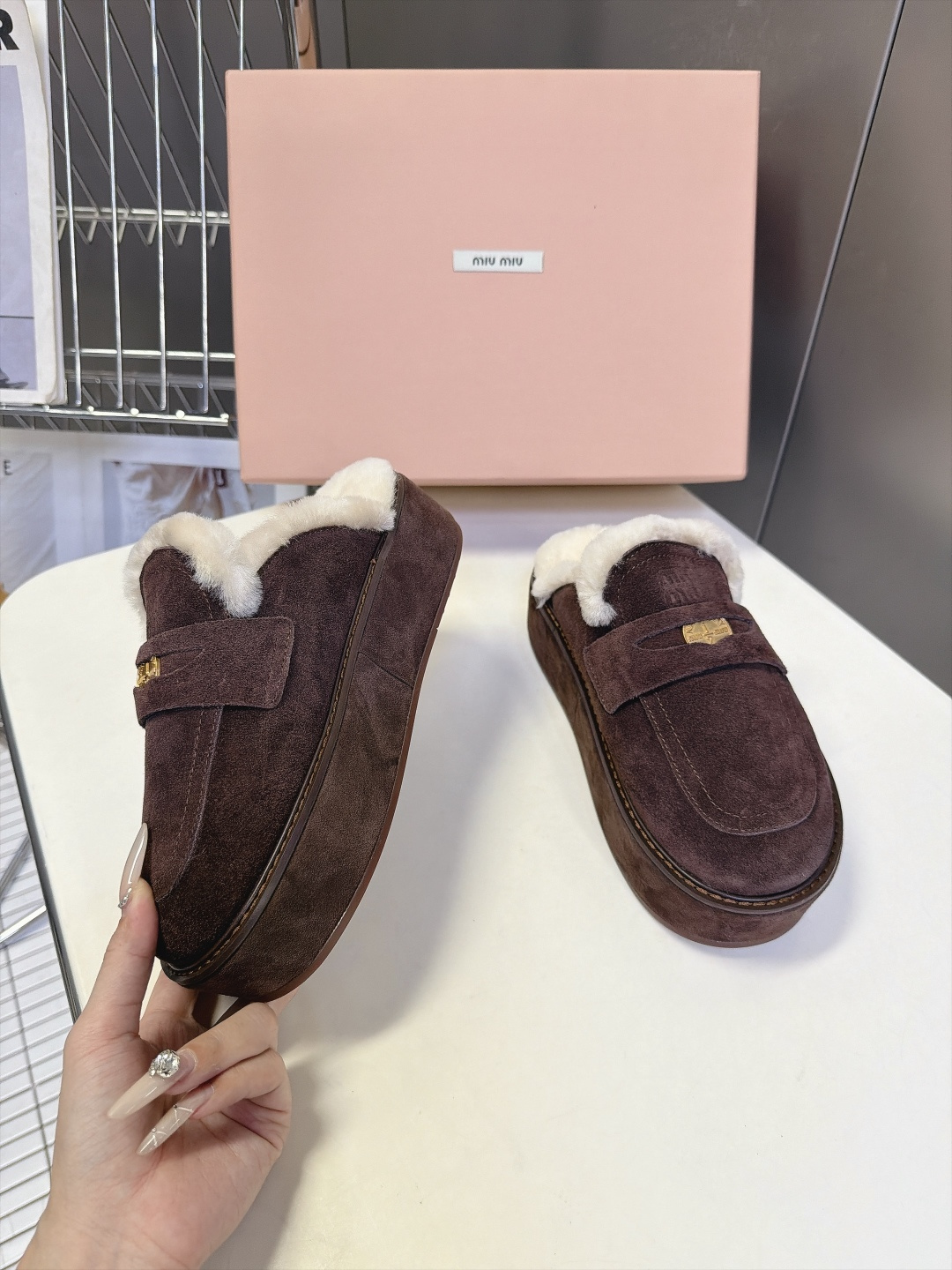 Miu Miu缪缪秋冬最新款厚底毛绒穆勒拖 超多明星网红种草 标志性甜酷厚底穆勒拖 将乐福鞋经典便士袢带与毛毛鞋完美结合