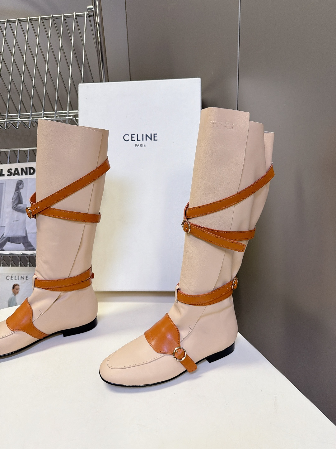 Celine思琳秋冬最新款绑带骑士高筒靴 超多明星网红种草 经典马术风高筒靴 松弛垂坠的Slouchy靴筒自带随性不羁的 Celine思琳秋冬最新款绑带骑士高筒靴 超多明星网红种草 经典马术风高筒靴 松弛垂坠的Slouchy靴筒自带随性不羁的