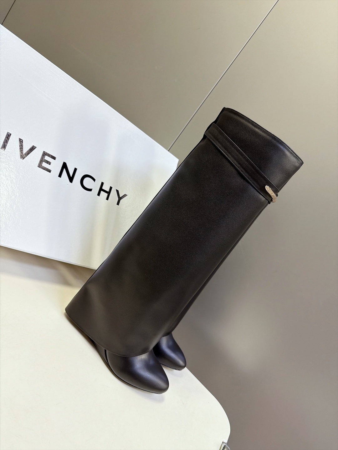 Givenchy纪梵希秋冬最新款鲨鱼夹裤管高筒靴 超多明星网红种草 采用裤管式翻折套筒结构 靴身如同整片皮料自然垂落包裹