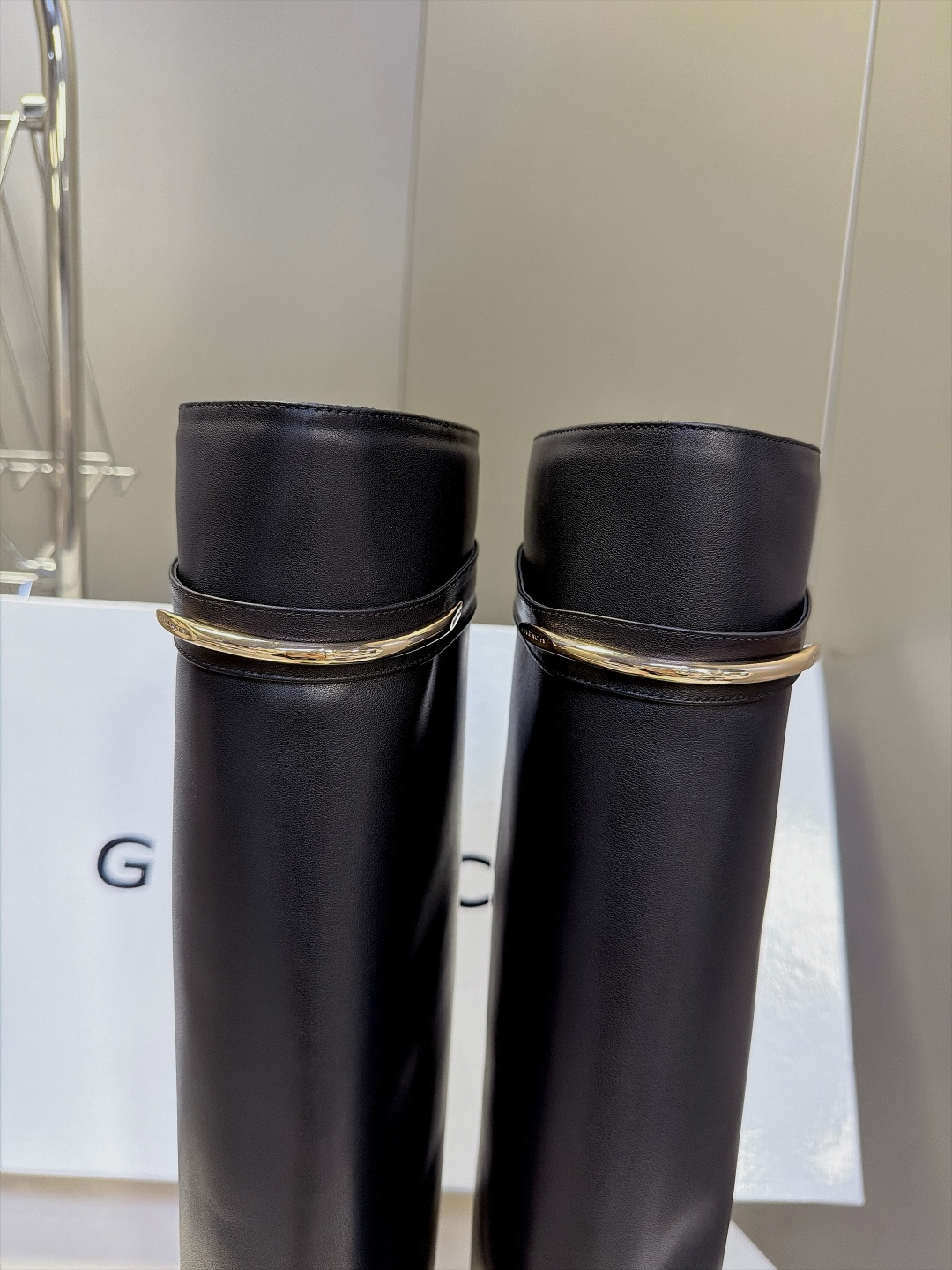 Givenchy纪梵希秋冬最新款鲨鱼夹裤管高筒靴 超多明星网红种草 采用裤管式翻折套筒结构 靴身如同整片皮料自然垂落包裹