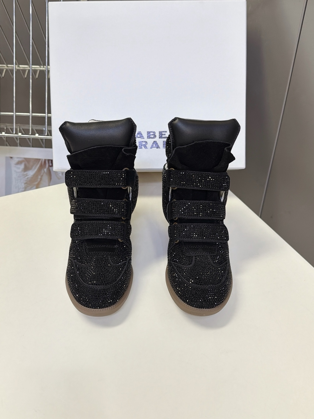 ISABEL MARANT 伊莎贝尔秋冬最新款高帮鞋 超多明星网红博主热推款 妥妥的增高神器 一双简单又不失高级的高帮 ISABEL MARANT 伊莎贝尔秋冬最新款高帮鞋 超多明星网红博主热推款 妥妥的增高神器 一双简单又不失高级的高帮