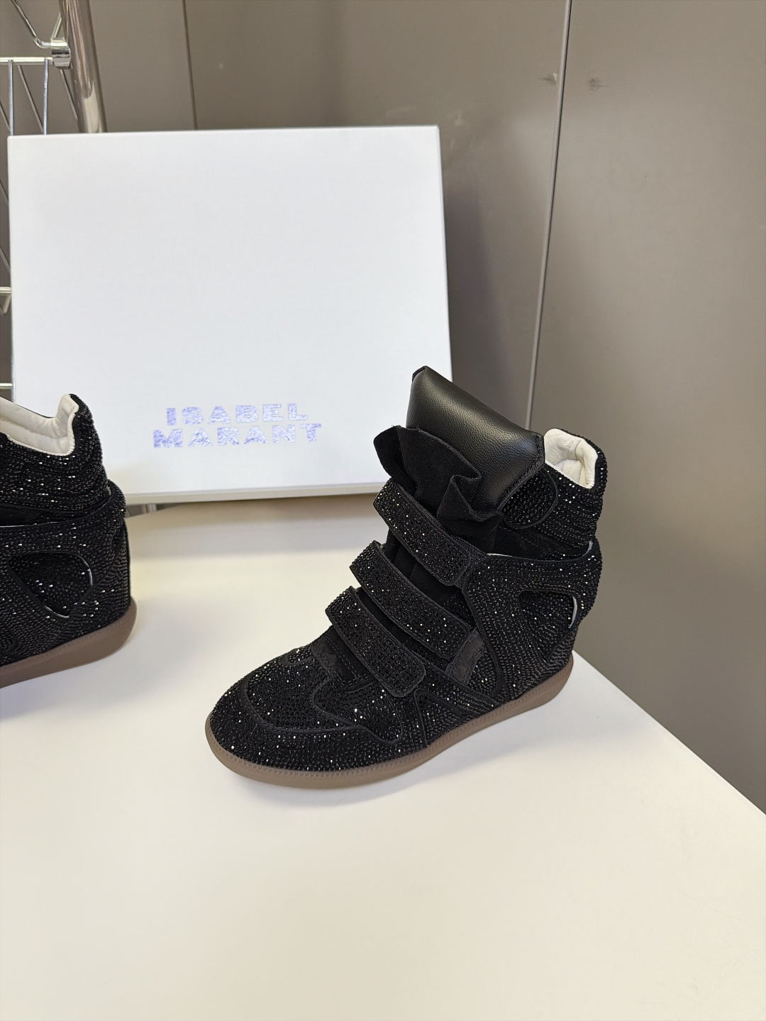 ISABEL MARANT 伊莎贝尔秋冬最新款高帮鞋 超多明星网红博主热推款 妥妥的增高神器 一双简单又不失高级的高帮 ISABEL MARANT 伊莎贝尔秋冬最新款高帮鞋 超多明星网红博主热推款 妥妥的增高神器 一双简单又不失高级的高帮