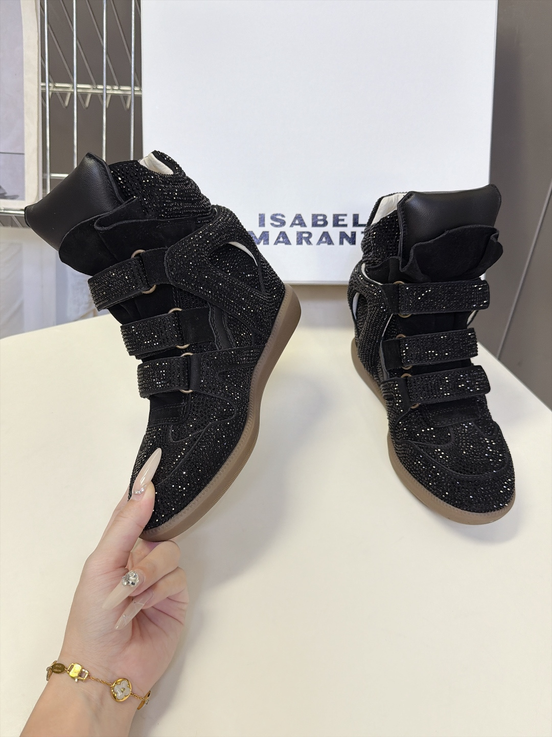 ISABEL MARANT 伊莎贝尔秋冬最新款高帮鞋 超多明星网红博主热推款 妥妥的增高神器 一双简单又不失高级的高帮 ISABEL MARANT 伊莎贝尔秋冬最新款高帮鞋 超多明星网红博主热推款 妥妥的增高神器 一双简单又不失高级的高帮