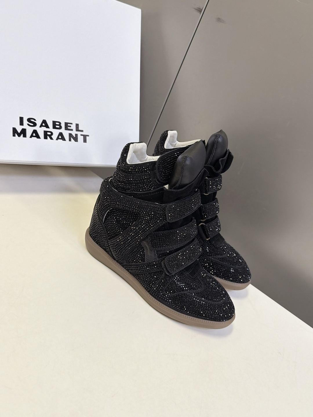 ISABEL MARANT 伊莎贝尔秋冬最新款高帮鞋 超多明星网红博主热推款 妥妥的增高神器 一双简单又不失高级的高帮 ISABEL MARANT 伊莎贝尔秋冬最新款高帮鞋 超多明星网红博主热推款 妥妥的增高神器 一双简单又不失高级的高帮
