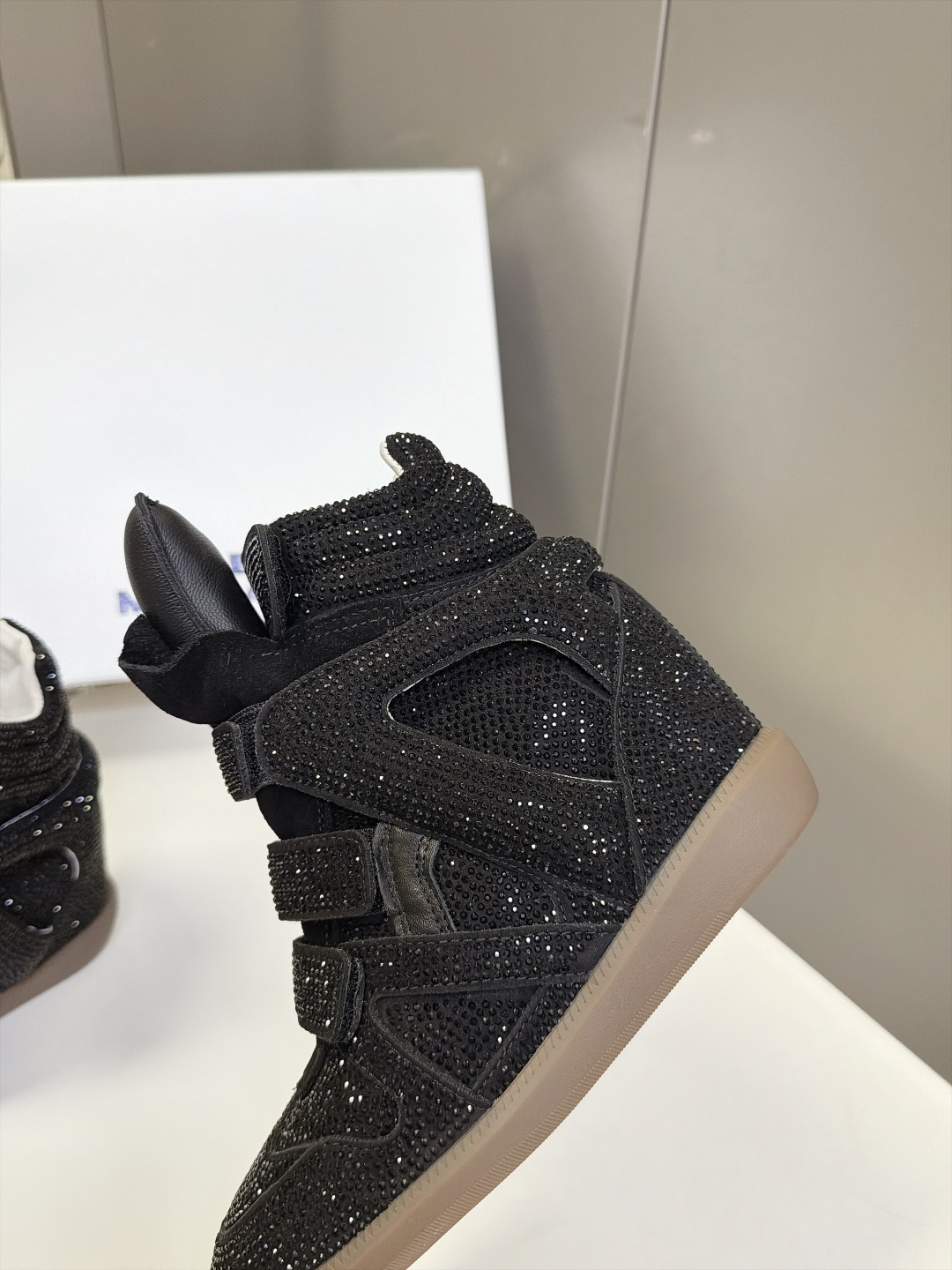 ISABEL MARANT 伊莎贝尔秋冬最新款高帮鞋 超多明星网红博主热推款 妥妥的增高神器 一双简单又不失高级的高帮 ISABEL MARANT 伊莎贝尔秋冬最新款高帮鞋 超多明星网红博主热推款 妥妥的增高神器 一双简单又不失高级的高帮