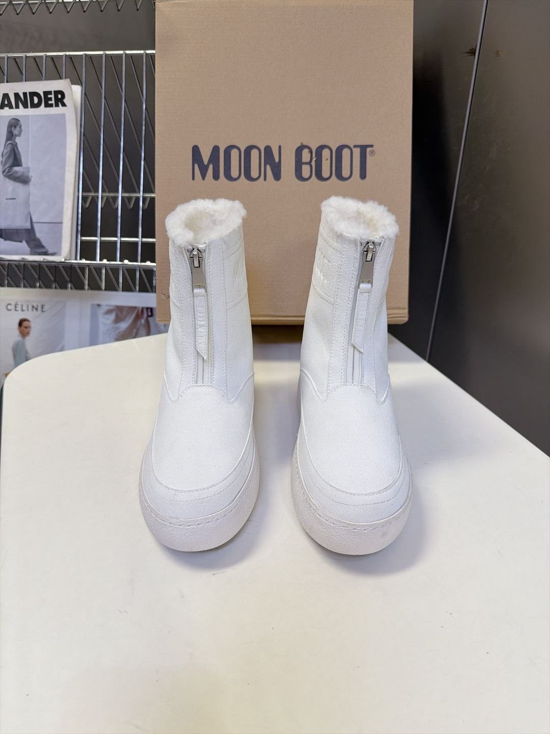 Moon Boot秋冬最新款前拉链厚底雪地短靴 超多明星网红种草 标志性圆胖大头鞋型 靴身正面拉链设计 穿脱方便 靴口一 Moon Boot秋冬最新款前拉链厚底雪地短靴 超多明星网红种草 标志性圆胖大头鞋型 靴身正面拉链设计 穿脱方便 靴口一