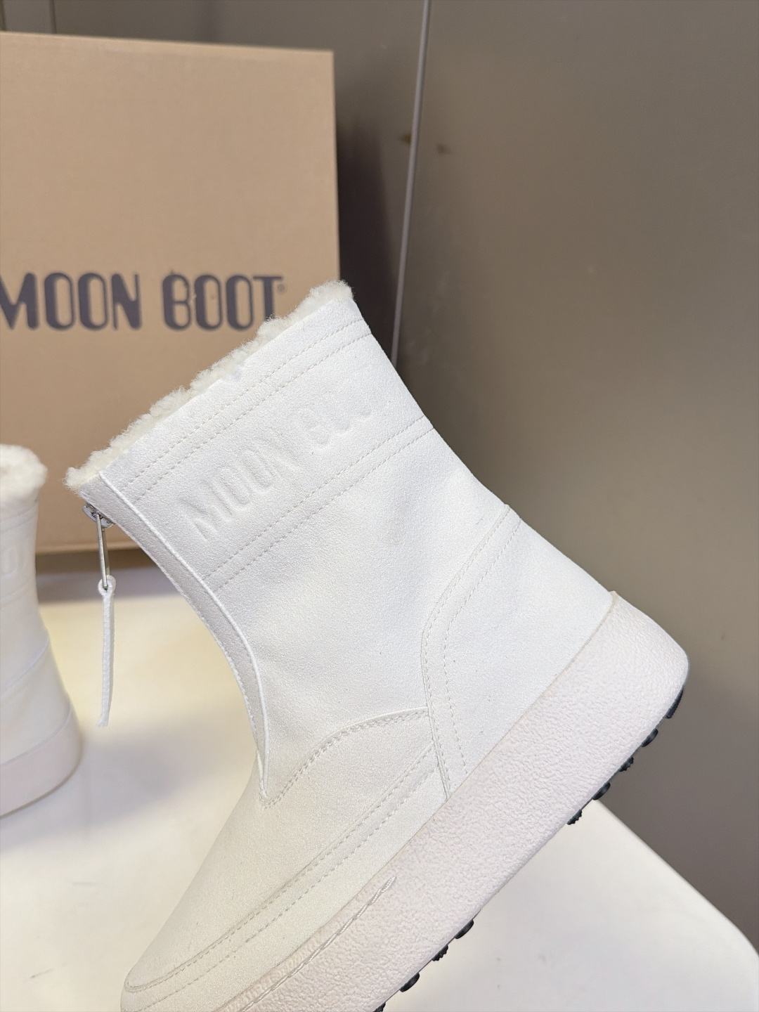 Moon Boot秋冬最新款前拉链厚底雪地短靴 超多明星网红种草 标志性圆胖大头鞋型 靴身正面拉链设计 穿脱方便 靴口一