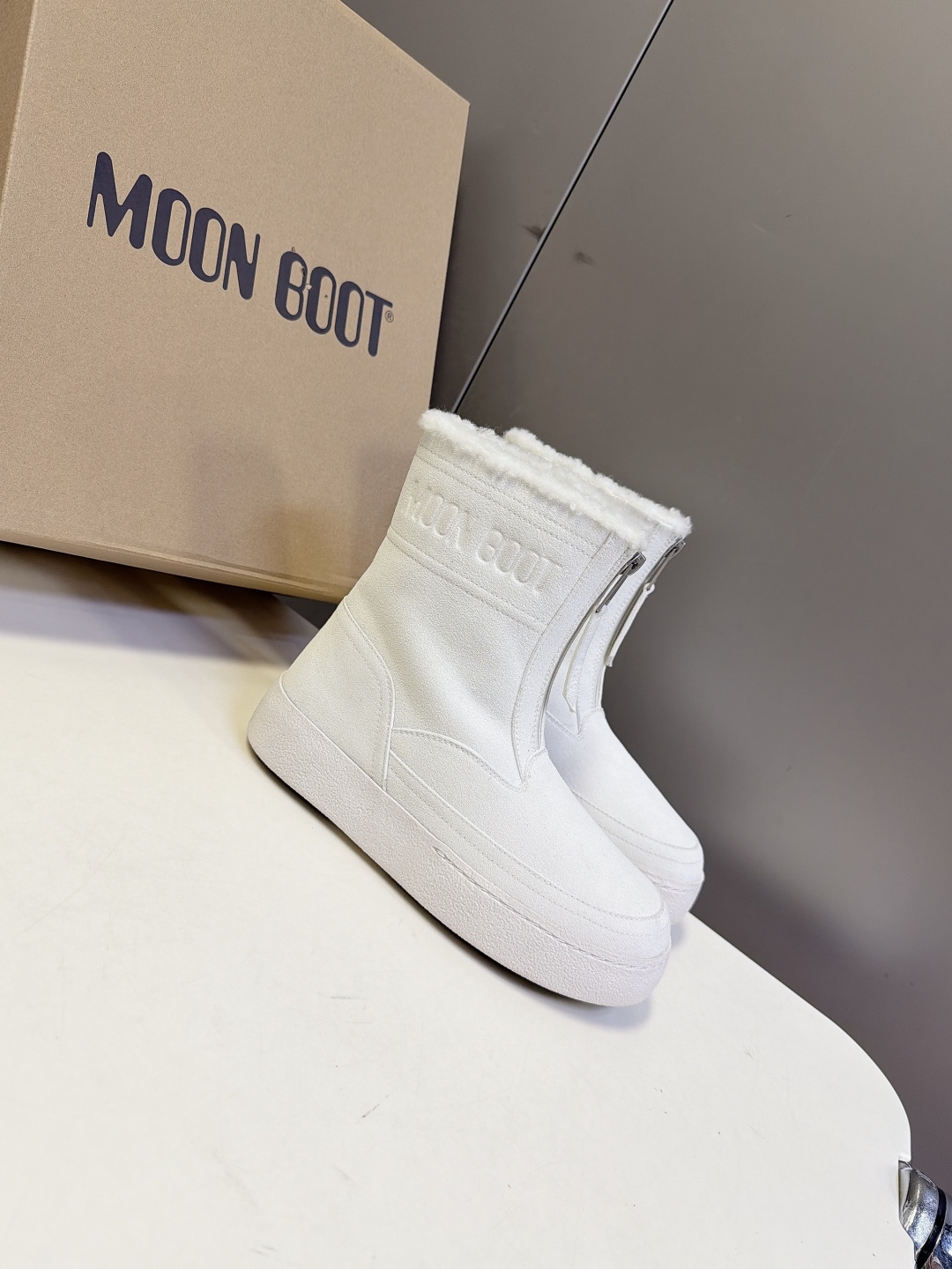 Moon Boot秋冬最新款前拉链厚底雪地短靴 超多明星网红种草 标志性圆胖大头鞋型 靴身正面拉链设计 穿脱方便 靴口一