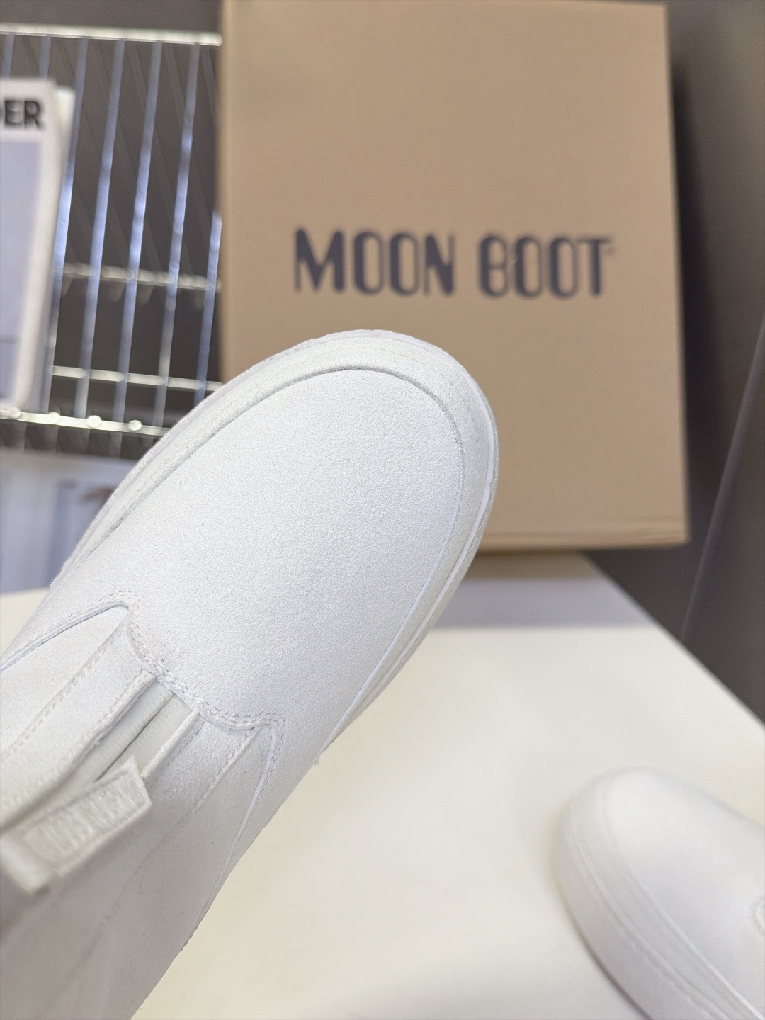 Moon Boot秋冬最新款前拉链厚底雪地短靴 超多明星网红种草 标志性圆胖大头鞋型 靴身正面拉链设计 穿脱方便 靴口一