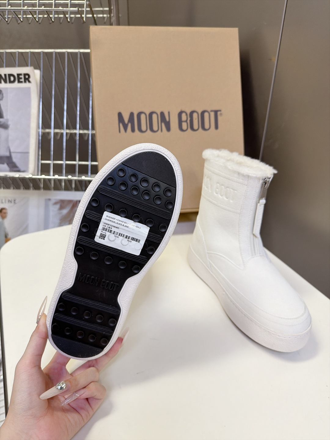 Moon Boot秋冬最新款前拉链厚底雪地短靴 超多明星网红种草 标志性圆胖大头鞋型 靴身正面拉链设计 穿脱方便 靴口一