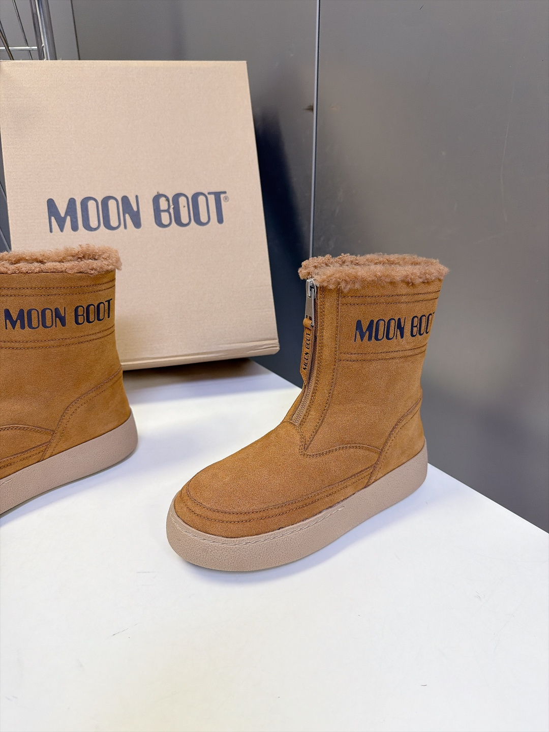 Moon Boot秋冬最新款前拉链厚底雪地短靴 超多明星网红种草 标志性圆胖大头鞋型 靴身正面拉链设计 穿脱方便 靴口一