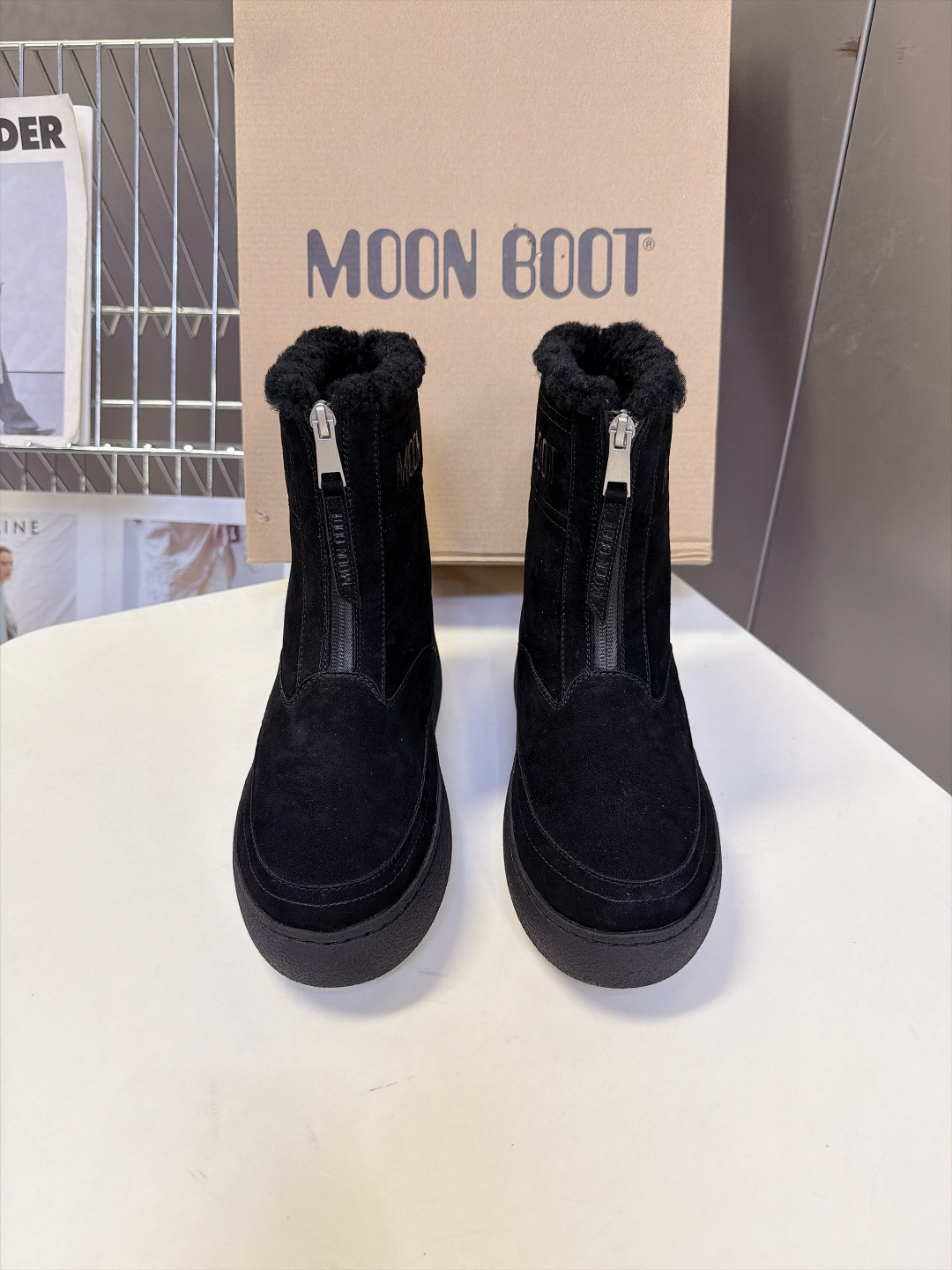 Moon Boot秋冬最新款前拉链厚底雪地短靴 超多明星网红种草 标志性圆胖大头鞋型 靴身正面拉链设计 穿脱方便 靴口一 Moon Boot秋冬最新款前拉链厚底雪地短靴 超多明星网红种草 标志性圆胖大头鞋型 靴身正面拉链设计 穿脱方便 靴口一