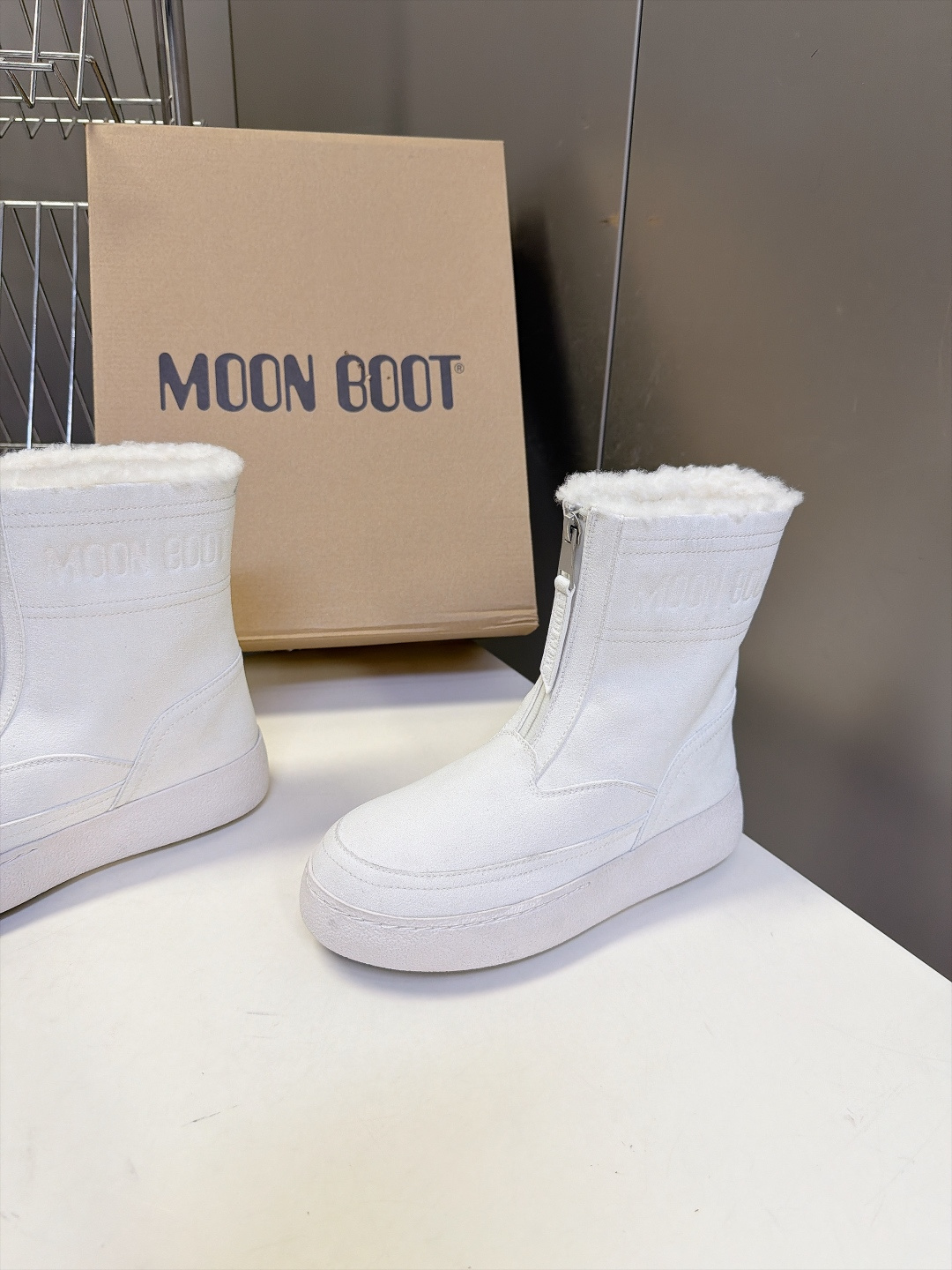 Moon Boot秋冬最新款前拉链厚底雪地短靴 超多明星网红种草 标志性圆胖大头鞋型 靴身正面拉链设计 穿脱方便 靴口一
