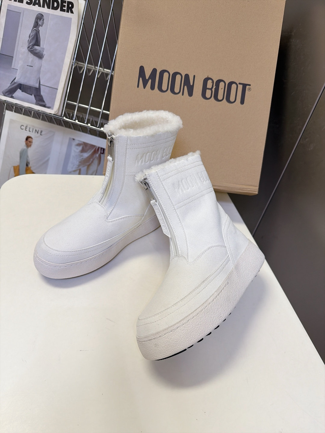 Moon Boot秋冬最新款前拉链厚底雪地短靴 超多明星网红种草 标志性圆胖大头鞋型 靴身正面拉链设计 穿脱方便 靴口一