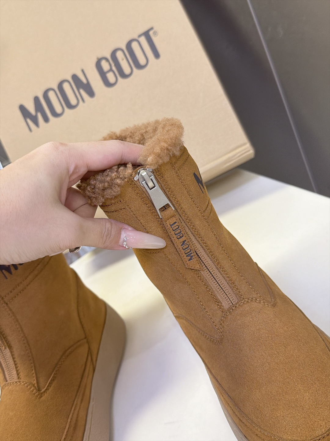 Moon Boot秋冬最新款前拉链厚底雪地短靴 超多明星网红种草 标志性圆胖大头鞋型 靴身正面拉链设计 穿脱方便 靴口一